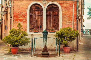 Oude dorpspomp in Venetie in Italie
