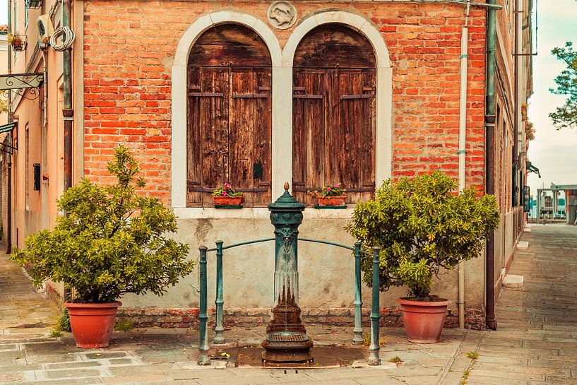 Vieux village pompe à Venise en Italie par Hilda Weges