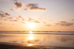 Sonnenaufgang am Strand mit Spiegelung. Bali, Kuta
