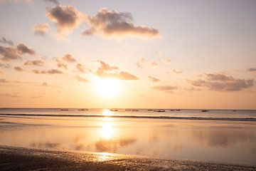Zonsopgang op het strand met reflectie. Bali, Kuta van Fotos by Jan Wehnert