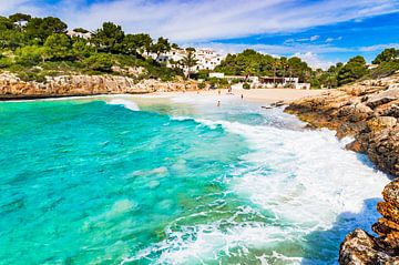 Mallorca strand van Cala Anguila, idyllische baai zee, Spanje van Alex Winter