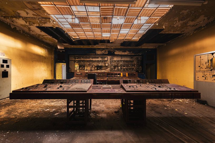 Verlaten Controlekamer Akers: Echo van Energie van Urban Exploring Europe