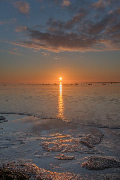 Coucher de soleil sur le Wad près de Zurich avec réflexion sur la glace par Harrie Muis