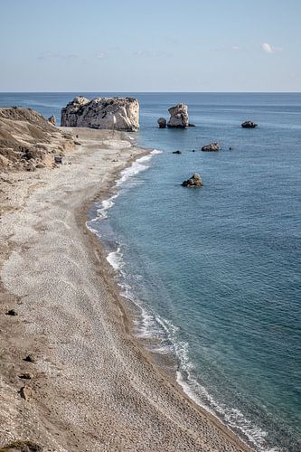 Rots van Aphrodite op Cyprus met kuststrook en zee
