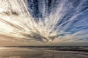 wolken met windveren boven de Noordzee van eric van der eijk