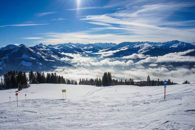 Laaghangende bewolking in Oostenrijkse bergen von Remco de Zwijger