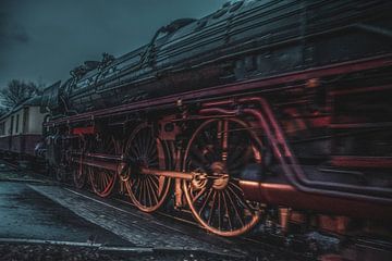 Stoomloc in de nacht by Rico Peters