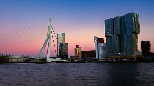 Erasmusbrug Rotterdam in de avondschemering van Esmée Fotografeert