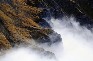 Nuages dans les montagnes sur Rogier Vermeulen