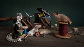 Assepoester. Stilleven met muis / muizen. van Elles Rijsdijk
