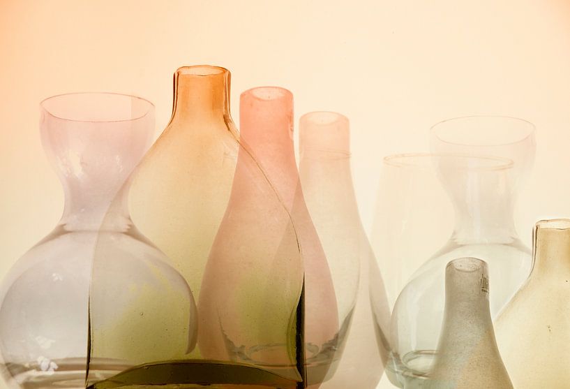 Nature morte de diverses bouteilles en verre dans des tons chauds d'orange, de rose et de vert par Birgitte Bergman