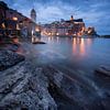 Vernazza at Night - Cinque Terre - Italië van Niels Dam