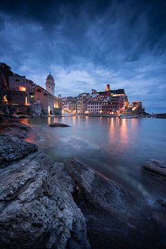 Vernazza at Night - Cinque Terre - Italië van Niels Dam