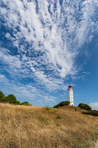 Nuages de moutons au-dessus du phare de l'île de Hiddensee