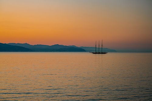Zeilboot voor de Ligurische kust