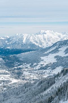 Kleinwalsertal en Ritzler in de winter met uitzicht op de Allgäuer Alpen, Nebelhorn van Leo Schindzielorz