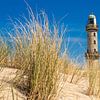 Phare de Warnemünde entre les dunes de la mer Baltique allemande sur Jörg B. Schubert