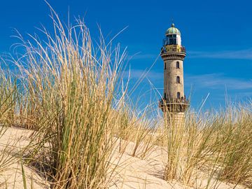 Vuurtoren van Warnemünde tussen de duinen aan de Duitse Oostzee van Jörg B. Schubert