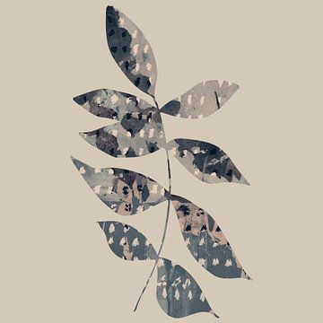 Blad in grijs, taupe, beige. Wabi- sabi botanische collage. van Dina Dankers