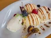 Dessert met ijs, vrucht, creme en siroop von Ronald Smits Miniaturansicht