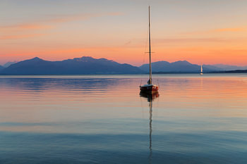 Bateau à voile au coucher du soleil sur le Chiemsee, Bavière, Allemagne