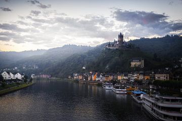 Vue sur la Moselle avec le château en arrière-plan | Allemagne | Photographie sur Laura Dijkslag