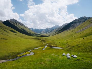 Nomadische Jurten in einem Bergtal in Kirgisistan von Roy Mosterd