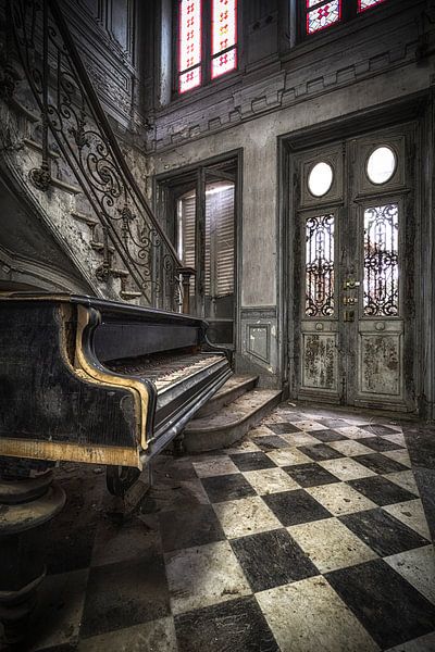 Chateau Piano verlaten van Kelly van den Brande