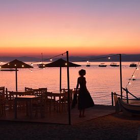 Vrouw bij zonsondergang van Anne Travel Foodie