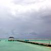 Wolkenlucht boven een turquoise zee in tropisch Jamaica van Eyesmile Photography