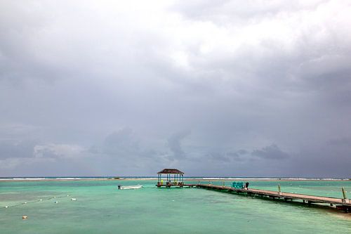 Wolkenlucht boven een turquoise zee in tropisch Jamaica