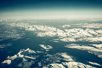Besneeuwde bergen in Noord-Noorwegen vanuit de lucht