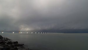 Die Zeelandbrug während eines Winterregens