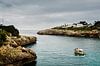 Zeezicht Mallorca, Spanje | Foto van  een vissersboot op de middellandse zee tussen de rotsen | Euro van Willie Kers thumbnail
