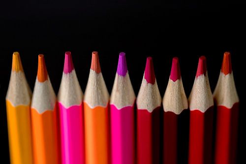 Kleurpotloden tegen een zwarte achtergrond