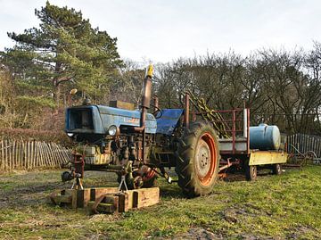 Oude tractor op volkstuin sur Hendrik-Jan Deelstra