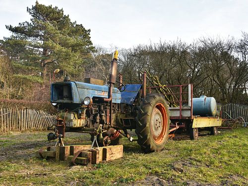 Oude tractor op volkstuin