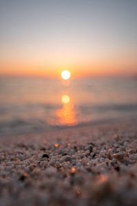 Risotto Reis Strand Is Arutas auf Sardinien zum Sonnenuntergang mit glitzerndem Meer und Steinen