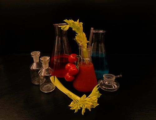 Tomato and gin cocktail met selderij en trostomaten