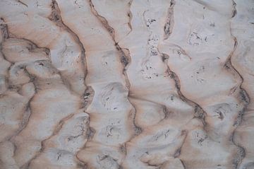 Motifs de sable dans un lac de montagne en France. sur Christa Stroo photography