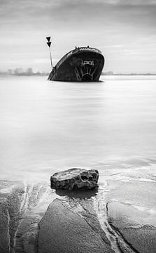 Shipwreck "Uwe" in the Hamburg Elbe by Nils Steiner