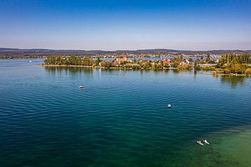 Luchtfoto van het eiland Reichenau in het Bodenmeer van Werner Dieterich