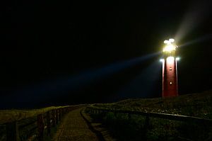 Texeler Leuchtturm in den Dünen in einer stürmischen Herbstnacht