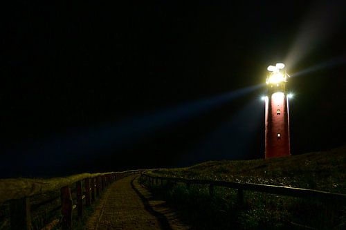 Texelse vuurtoren in de duinen tijdens een stormachtige herfstnacht