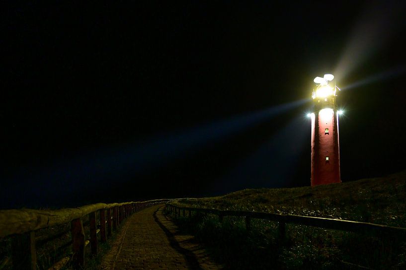 Texeler Leuchtturm in den Dünen in einer stürmischen Herbstnacht von Sjoerd van der Wal Fotografie