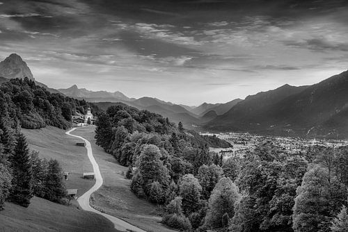 Garmisch Partenkirchen met alpenpanorama. Zwart Wit