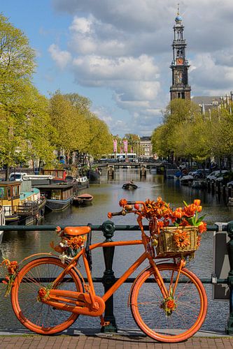 Oranje fiets op Amsterdamse brug
