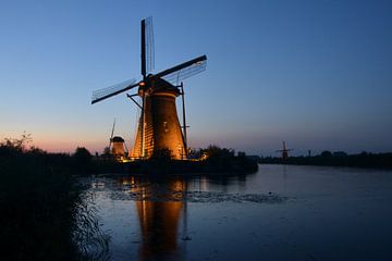 Moulin à vent illuminé à Kinderdijk sur Evert-Jan Hoogendoorn