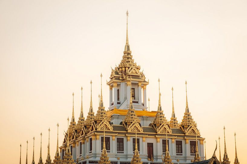 Prachtig tempeldak met gouden spitsen in Bangkok van NZME Photography
