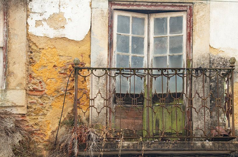Ancient facades and past glory. by Tineke Koen